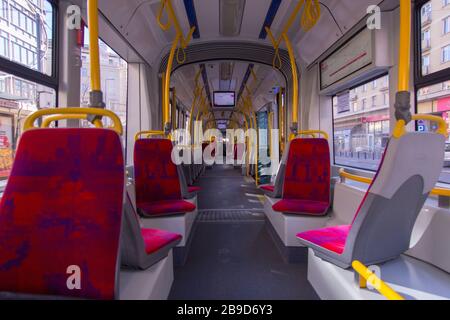 Tramway vide à Varsovie, Pologne pendant la pandémie du coronavirus – tramway vide Banque D'Images