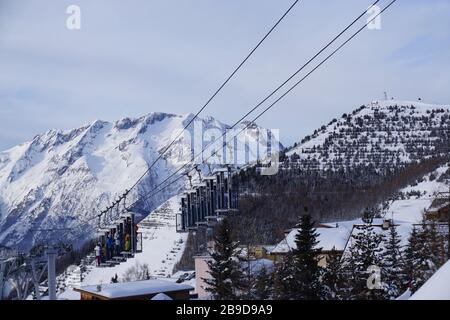 Ancien stand de mode jusqu'à la remontée mécanique qui monte la station de ski d'Alpe d'Huez, en France, une journée ensoleillée Banque D'Images