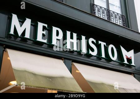 Bordeaux , Aquitaine / France - 11 25 2019 : Mephisto signe logo chaussures boutique vitrines boutique Banque D'Images