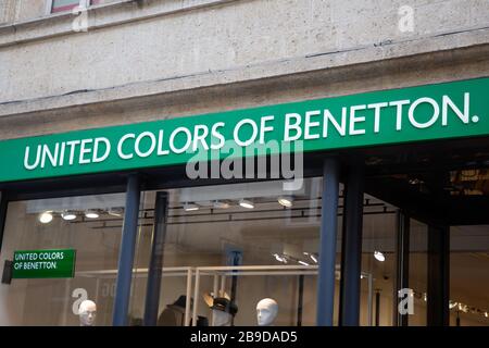 Bordeaux , Aquitaine / France - 11 25 2019 : boutique de logos Benetton United Colors en centre-ville Banque D'Images