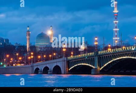 Saint-Pétersbourg, Russie – 6 mars 2020 : vue sur le pont Trinity en traversant la rivière Neva. Sur le fond se trouve la Mosquée de Saint-Pétersbourg Banque D'Images