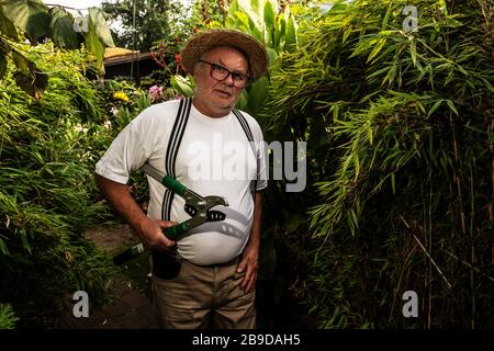 homme avec un grand secatuers Banque D'Images