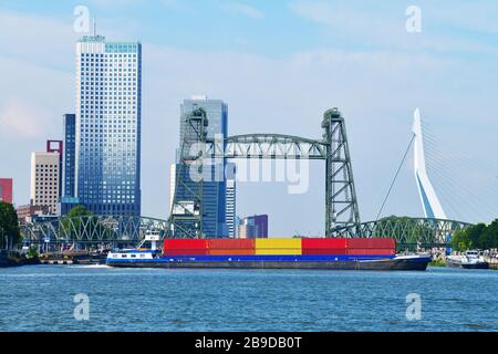 Traversée de la barge de la rivière Container en face de Koningshavenbrug avec le pont Erasmus et le Maastoren en arrière-plan Banque D'Images