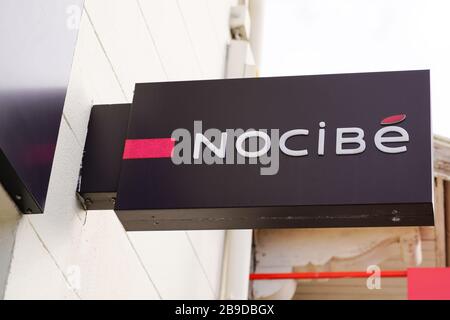 Bordeaux , Aquitaine / France - 01 09 2020 : Nocibe signe logo boutique en français vendeur de cosmétiques parfum produits de soins personnels Banque D'Images