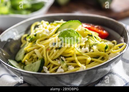 Spaghetti zucchini crus des pâtes végétaliennes avec du concombre de feta et du basilic Banque D'Images