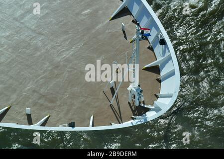 Section et gros plan du bateau de croisière presque vide de la réception d'en haut montrant presque des lignes abstraites de meubles de noeud et de pont et de cloche de pont Banque D'Images