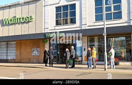 Brighton Royaume-Uni 24 mars 2020 - les clients en début de matinée attendent d'être autorisés dans un supermarché Waitrose à Brighton alors que les nouvelles restrictions gouvernementales se sont imposées pendant la crise pandémique de Coronavirus COVID-19 . Crédit: Simon Dack / Alay Live News Banque D'Images