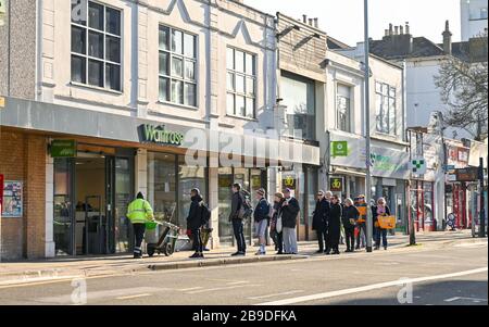 Brighton Royaume-Uni 24 mars 2020 - les clients en début de matinée attendent d'être autorisés dans un supermarché Waitrose à Brighton alors que les nouvelles restrictions gouvernementales se sont imposées pendant la crise pandémique de Coronavirus COVID-19 . Crédit: Simon Dack / Alay Live News Banque D'Images