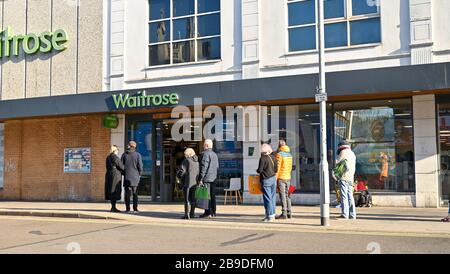 Brighton Royaume-Uni 24 mars 2020 - les clients en début de matinée attendent d'être autorisés dans un supermarché Waitrose à Brighton alors que les nouvelles restrictions gouvernementales se sont imposées pendant la crise pandémique de Coronavirus COVID-19 . Crédit: Simon Dack / Alay Live News Banque D'Images