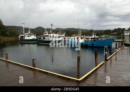 Strahan Tasmania, vue sur les bateaux de pêche amarrés depuis la jetée en bois Banque D'Images