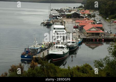 Strahan Tasmania, village avec vue aérienne et bateaux amarrés au quai Banque D'Images
