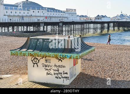 Brighton Royaume-Uni 24 mars 2020 - arrêtez les graffitis Panic d'achat par Brighton Palace Pier lors d'une belle matinée ensoleillée pendant la crise pandémique de Coronavirus COVID-19 . Crédit: Simon Dack / Alay Live News Banque D'Images