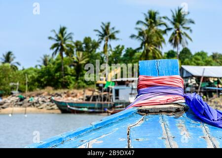 En regardant de l'arc de long-queue bateau pour voir des bateaux amarrés et des palmiers sur Ko Yao Noi, une île au large de Phuket dans le sud de la Thaïlande Banque D'Images