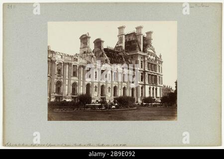 Palais des Tuileries, coin sud-est du jardin avant, Pavillon de flore, 1ère arrondissement de Paris, juillet 1871. Palais des Tuileries, coin sud-est du jardin avant, le Pavillon de flore, en juillet 1871. Commune de Paris (1871). Palais des Tuileries, angle sud de la façade sur le jardin, pavillon de flore. Paris (Ier arr.), juillet 1871. Photo de Pierre Emonds (né Emonts. 1831-1912). Rage sur papier alluminé. Paris, musée Carnavalet. Banque D'Images