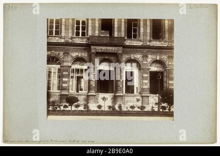 Palais des Tuileries, bâtiment avant à gauche du bâtiment central après le feu, 1ère arrondissement, Paris, juillet 1871. Palais des Tuileries - bâtiment avant à gauche le Pavillon principal - juillet 1871. Commune de Paris (1871). Palais des Tuileries, avant-corps à gauche du pavillon central après l'incendie. Paris (Ier arr.), juillet 1871. Photo de Pierre Emonds (né Emonts. 1831-1912). Rage sur papier alluminé. Paris, musée Carnavalet. Banque D'Images