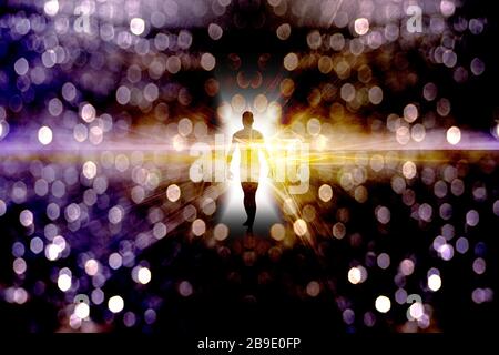 Une aura lumineuse ou une silhouette humaine dans un espace sans fin. Banque D'Images