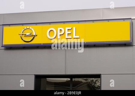 Bordeaux , Aquitaine / France - 01 22 2020 : logo Opel signe concession constructeur automobile allemand fait partie du groupe français peugeot Banque D'Images