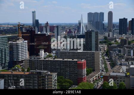 Vue concentrée sur le centre de Rotterdam avec une visibilité claire des monuments tels que l'Erasmus musbrug et le bâtiment de Rotterdam Banque D'Images