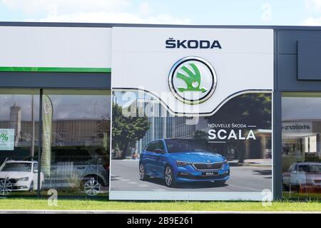 Bordeaux , Aquitaine / France - 09 30 2019 : boutique de signes concessionnaire skoda logo shop Banque D'Images