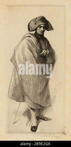 Homme debout drapé dans une cape, portant un chapeau cocon, tenant un cigare dans sa main gauche. (Titre factice) Banque D'Images