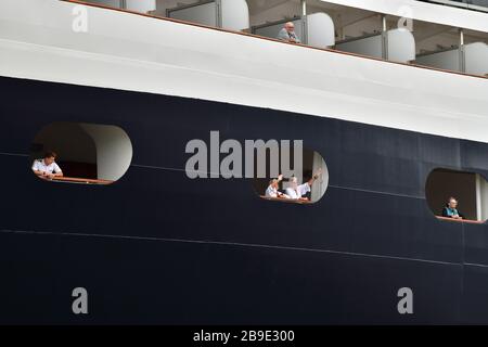 Les passagers de la puce de croisière HAL le Zuiderdam se font au revoir aux gens qui se tiennent sur le quai au point de croisière à Rotterdam Banque D'Images