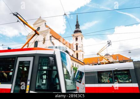 Église Saint-Thomas et tramway de Brno, République tchèque Banque D'Images