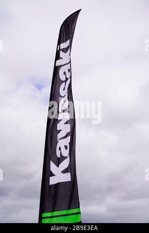 Bordeaux , Aquitaine / France - 10 02 2019 : vue du logo de marque Kawasaki concessionnaire Motos Banque D'Images