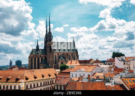 St Peter et Paul's Cathedral et la ville à partir de la tour du vieil hôtel de ville de Brno, République Tchèque Banque D'Images