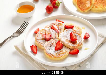 Crêpes maison avec fromage cottage et tranches de fraises, petit déjeuner sain Banque D'Images