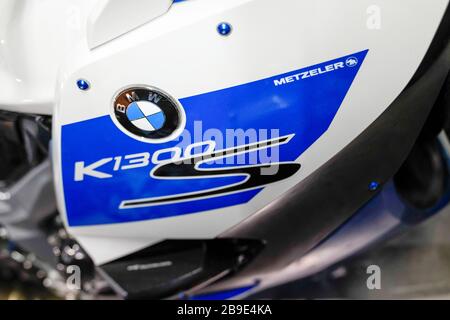 Bordeaux , Aquitaine / France - 02 15 2020 : BMW moto Tank logo sur moto k1300 Banque D'Images