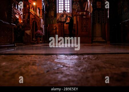 Les prêtres orthodoxes de Bosnie disent la prière de nuit avant l'activité matinale sur les vignes, au monastère de Tvrdos , dans une région éloignée dans le sud de la Bosnie Banque D'Images