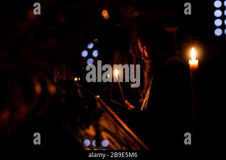Les prêtres orthodoxes de Bosnie disent la prière de nuit avant l'activité matinale sur les vignes, au monastère de Tvrdos , dans une région éloignée dans le sud de la Bosnie Banque D'Images