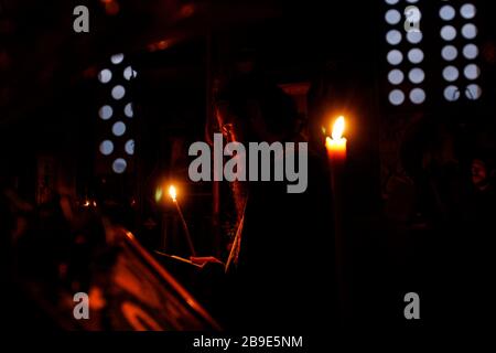 Les prêtres orthodoxes de Bosnie disent la prière de nuit avant l'activité matinale sur les vignes, au monastère de Tvrdos , dans une région éloignée dans le sud de la Bosnie Banque D'Images