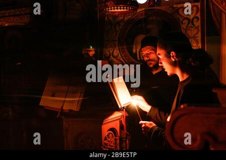 Les prêtres orthodoxes de Bosnie disent la prière de nuit avant l'activité matinale sur les vignes, au monastère de Tvrdos , dans une région éloignée dans le sud de la Bosnie Banque D'Images