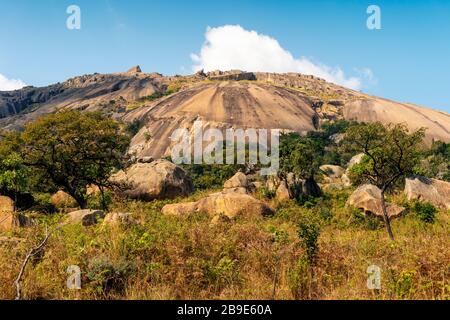 Un énorme rocher monolithe appelé Sibebe à côté de Mbabane, capitale d'Eswatini Banque D'Images