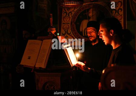 Les prêtres orthodoxes de Bosnie disent la prière de nuit avant l'activité matinale sur les vignes, au monastère de Tvrdos , dans une région éloignée dans le sud de la Bosnie Banque D'Images