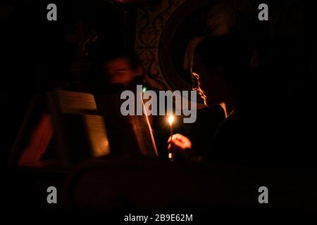Les prêtres orthodoxes de Bosnie disent la prière de nuit avant l'activité matinale sur les vignes, au monastère de Tvrdos , dans une région éloignée dans le sud de la Bosnie Banque D'Images