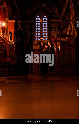 Les prêtres orthodoxes de Bosnie disent la prière de nuit avant l'activité matinale sur les vignes, au monastère de Tvrdos , dans une région éloignée dans le sud de la Bosnie Banque D'Images