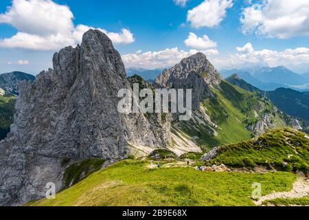 Excursion en montagne au-dessus de la Rote Flüh et de Friedberg via ferrata jusqu'à la Scharschrofen dans les montagnes de Tannheim Banque D'Images