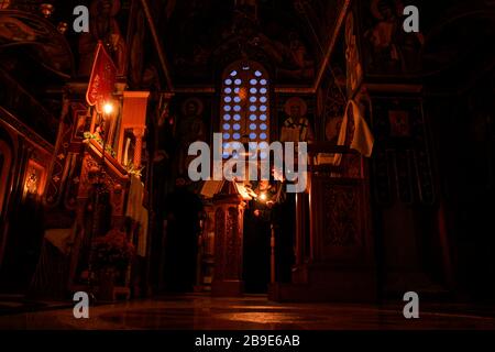 Les prêtres orthodoxes de Bosnie disent la prière de nuit avant l'activité matinale sur les vignes, au monastère de Tvrdos , dans une région éloignée dans le sud de la Bosnie Banque D'Images