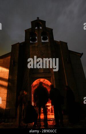 Les prêtres orthodoxes de Bosnie disent la prière de nuit avant l'activité matinale sur les vignes, au monastère de Tvrdos , dans une région éloignée dans le sud de la Bosnie Banque D'Images