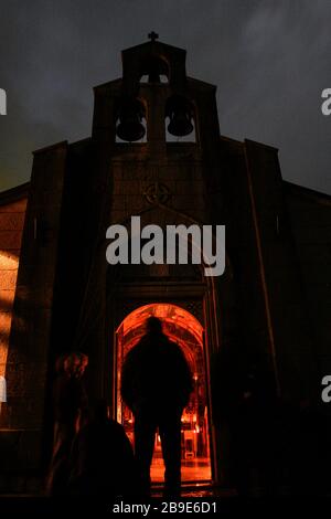 Les prêtres orthodoxes de Bosnie disent la prière de nuit avant l'activité matinale sur les vignes, au monastère de Tvrdos , dans une région éloignée dans le sud de la Bosnie Banque D'Images