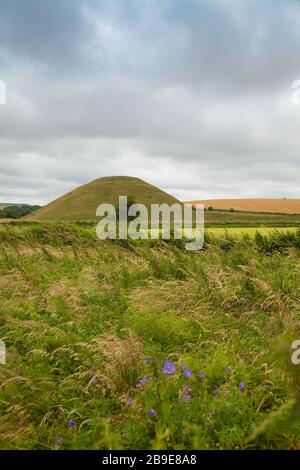 Silbury Hill près d'Avebury, Wiltshire, England, UK Banque D'Images