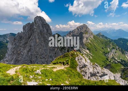 Excursion en montagne au-dessus de la Rote Flüh et de Friedberg via ferrata jusqu'à la Scharschrofen dans les montagnes de Tannheim Banque D'Images