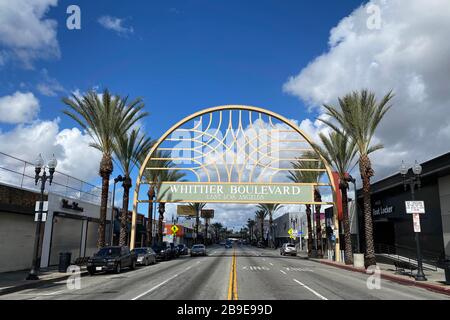 Vue générale sur Whittier Blvd. Arch près de l'intersection de S. Arizona Ave. Avec circulation clairsemée à la suite de la pandémie mondiale de coronavirus COVID-19, lundi 23 mars 2020, à Los Angeles. (Photo par IOS/Espa-Images) Banque D'Images