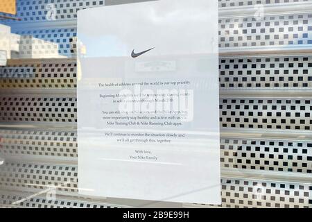 Vue générale du signe fermé dans le magasin communautaire Nike East Los, le lundi 23 mars 2020, à Los Angeles, au milieu de la pandémie mondiale de coronavirus COVID-19. (Photo par IOS/Espa-Images) Banque D'Images