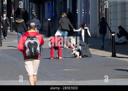 Centre-ville de Windsor, Berkshire, Royaume-Uni. 23.03.2020. Quelques heures avant que Boris Johnson ait annoncé un verrouillage de crise de Corona, il y avait encore beaucoup de clients Banque D'Images