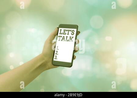 L'écriture conceptuelle de la main montrant les lets est Talk. Concept signifiant suggérant au début d'une conversation sur le sujet Banque D'Images