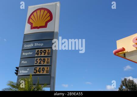 Vue générale des prix du gaz à la station Shell Gas située au 6101 W Olympic Blvd, à la suite de la pandémie de COVID-19 du coronavirus, lundi 23 mars 2020, à Los Angeles, Californie, États-Unis (photo par IOS/Espa-Images) Banque D'Images