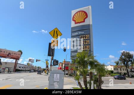 Vue générale des prix du gaz à la station Shell Gas située au 6101 W Olympic Blvd, à la suite de la pandémie de COVID-19 du coronavirus, lundi 23 mars 2020, à Los Angeles, Californie, États-Unis (photo par IOS/Espa-Images) Banque D'Images